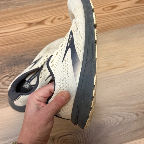 Brooks Women’s Cream and Gray Anthem4 - Picture 9 of 12